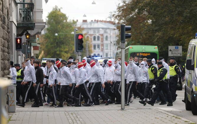 Fußball, EL, Union Berlin Anhänger in Malmö MALMÖ 20221006 Berlinfans förflyttar sig i centrum inför kvällens fotbollsmatch i Europa League mellan Malmö FF och Union Berlin Malmö Sverige x10600x