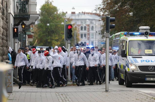 Sport Bilder des Tages Fußball, EL, Union Berlin Anhänger in Malmö MALMÖ 20221006 Berlinfans förflyttar sig i centrum inför kvällens fotbollsmatch i Europa League mellan Malmö FF och Union Berlin Malmö Sverige x10600x