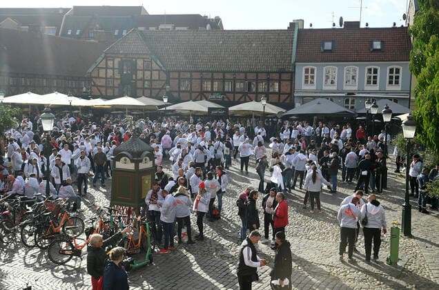 Fussball, Herren, Saison 2022 2023, Europa League, Malmö FF - 1. FC Union Berlin (Gruppenphase, Gruppe D, 3. Spieltag), Fans von Union am Tag des Spiels in Malmö am Lilla Torg, viele Fans tragen die weißen Mottojacken mit dem Aufdruck Union-Fans in Europa mit einer Fähre und der Aufschrift Reisekader als Motiv, 06.10. 2022, Copyright: xMatthiasxKochx