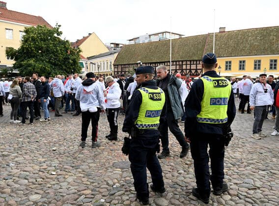 Fussball, Herren, Saison 2022 2023, Europa League, Malmö FF - 1. FC Union Berlin (Gruppenphase, Gruppe D, 3. Spieltag), Fans von Union am Tag des Spiels in Malmö am Lilla Torg, viele Fans tragen die weißen Mottojacken mit dem Aufdruck Union-Fans in Europa mit einer Fähre und der Aufschrift Reisekader als Motiv, Polizei im Vordergrund, 06.10. 2022, Copyright: xMatthiasxKochx