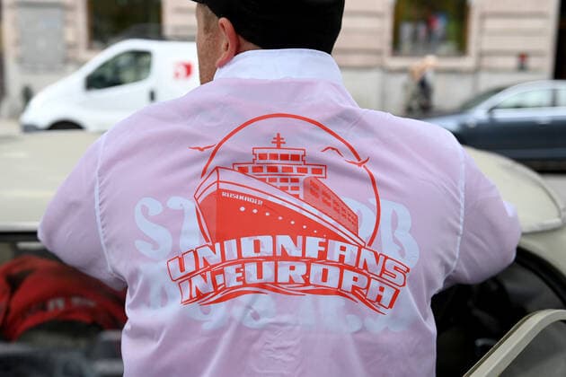Fussball, Herren, Saison 2022 2023, Europa League, Malmö FF - 1. FC Union Berlin (Gruppenphase, Gruppe D, 3. Spieltag), Fans von Union am Tag des Spiels in Malmö am Lilla Torg, viele Fans tragen die weißen Mottojacken mit dem Aufdruck Union-Fans in Europa mit einer Fähre und der Aufschrift Reisekader als Motiv, 06.10. 2022, Copyright: xMatthiasxKochx