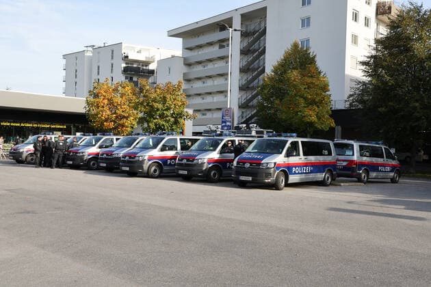 SOCCER - UEFA EL, Sturm vs Lazio GRAZ,AUSTRIA,06.OCT.22 - SOCCER - UEFA Europa League, SK Sturm Graz vs SS Lazio Roma. Image shows police cars.  GEPAxpictures xChrisxBauer