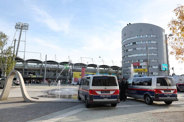 SOCCER - UEFA EL, Sturm vs Lazio GRAZ,AUSTRIA,06.OCT.22 - SOCCER - UEFA Europa League, SK Sturm Graz vs SS Lazio Roma. Image shows police cars in front of Merkur Arena.  GEPAxpictures xChrisxBauer