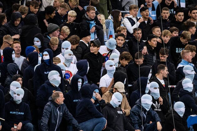 221006 Masked supporters of Malmö FF ahead of the UEFA Europa League match between Malmö FF and Union Berlin on October 6, 2022 in Malmö. Photo: Petter Arvidson BILDBYRAN kod PA PA0409 fotboll football soccer fotball uefa europa league malmö ff union berlin bbeng publik Copyright: PETTERxARVIDSON BB221006PA035