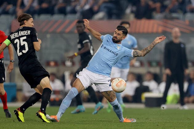 SOCCER - UEFA EL, Sturm vs Lazio GRAZ,AUSTRIA,06.OCT.22 - SOCCER - UEFA Europa League, SK Sturm Graz vs SS Lazio Roma. Image shows Stefan Hierlaender (Sturm) and Elseid Hysai (Lazio).  GEPAxpictures xHansxOberlaender