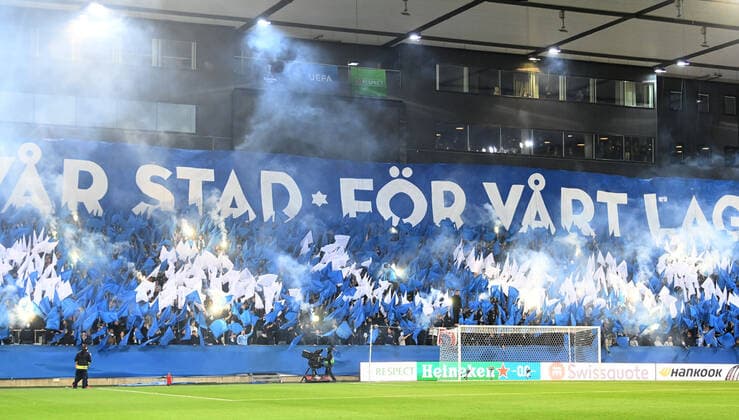 Fussball, Herren, Saison 2022 2023, Europa League, Malmö FF - 1. FC Union Berlin (Gruppenphase, Gruppe D, 3. Spieltag), Fans von Malmö FF brennen Feuerwerk ab, 06.10. 2022, Copyright: xMatthiasxKochx