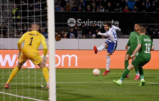 Perparim Hetemaj (C) of HJK shoots but misses the target during the UEFA Europa League Group C first leg football match HJK Helsinki vs PFC Ludogorets Razgrad in Helsinki, Finland on October 6, 2022. Helsinki Finland LKFTJK20221006200120SGGZ  Copyright: xEmmixKorhonenx LKFTJK20221006200120SGGZ