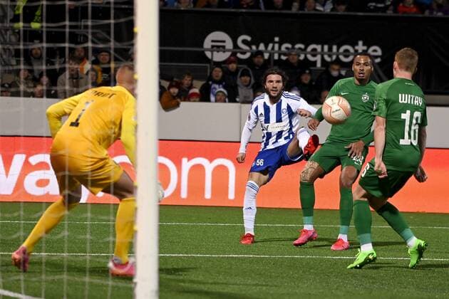 Perparim Hetemaj (C) of HJK shoots but misses the target during the UEFA Europa League Group C first leg football match HJK Helsinki vs PFC Ludogorets Razgrad in Helsinki, Finland on October 6, 2022. Helsinki Finland LKFTJK20221006200215BAHG  Copyright: xEmmixKorhonenx LKFTJK20221006200215BAHG