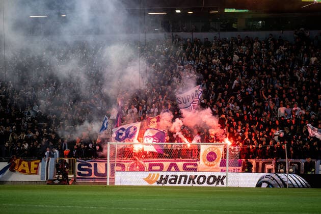 221006 Supporters of Malmö FF burning bengals during the UEFA Europa League match between Malmö FF and Union Berlin on October 6, 2022 in Malmö. Photo: Petter Arvidson BILDBYRAN kod PA PA0409 fotboll football soccer fotball uefa europa league malmö ff union berlin bbeng publik pyroteknik Copyright: PETTERxARVIDSON BB221006PA054
