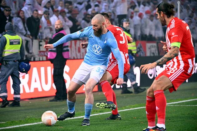MALMÖ 20221006 Malmös Jo Inge Berget med bollen, papassad av Union Berlins Robin Knoche under torsdagens fotbollsmatch i Europa League, grupp D, mellan Malmö FF och FC Union Berlin pa Eleda stadion (Nya Malmö Stadion). Malmö Sverige FOTBOLL x50090x