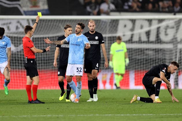 SOCCER - UEFA EL, Sturm vs Lazio GRAZ,AUSTRIA,06.OCT.22 - SOCCER - UEFA Europa League, SK Sturm Graz vs SS Lazio Roma. Image shows referee Benoit Bastien and Danilo Cataldi (Lazio). keywords: yellow card.  GEPAxpictures xHansxOberlaender