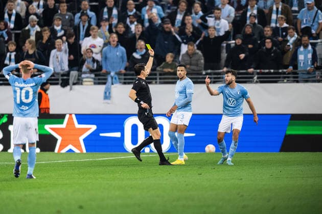 221006 Erdal Rakip of Malmö FF receives a yellow card from Referee Halil Umut Meler during the UEFA Europa League match between Malmö FF and Union Berlin on October 6, 2022 in Malmö. Photo: Petter Arvidson BILDBYRAN kod PA PA0409 fotboll football soccer fotball uefa europa league malmö ff union berlin bbeng Copyright: PETTERxARVIDSON BB221006PA068
