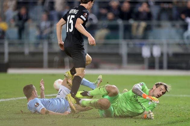 Sport Bilder des Tages SOCCER - UEFA EL, Sturm vs Lazio GRAZ,AUSTRIA,06.OCT.22 - SOCCER - UEFA Europa League, SK Sturm Graz vs SS Lazio Roma. Image shows Adam Marusic (Lazio), William Boeving (Sturm) and Ivan Provedel (Lazio).  GEPAxpictures xHansxOberlaender