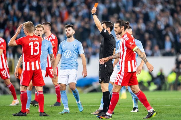 Sport Bilder des Tages 221006 Andras Schäfer of Union Berlin receives a red card from Referee Halil Umut Meler during the UEFA Europa League match between Malmö FF and Union Berlin on October 6, 2022 in Malmö. Photo: Petter Arvidson BILDBYRAN kod PA PA0409 fotboll football soccer fotball uefa europa league malmö ff union berlin bbeng Copyright: PETTERxARVIDSON BB221006PA072