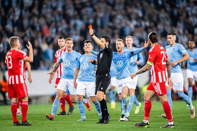 221006 Andras Schäfer of Union Berlin receives a red card from Referee Halil Umut Meler during the UEFA Europa League match between Malmö FF and Union Berlin on October 6, 2022 in Malmö. Photo: Petter Arvidson BILDBYRAN kod PA PA0409 fotboll football soccer fotball uefa europa league malmö ff union berlin bbeng Copyright: PETTERxARVIDSON BB221006PA077