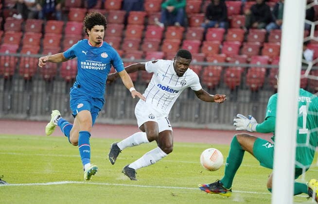 Foto Manuel Geisser 06.10.2022 Stadion Letzigrund Fussball Saison 2022 2023 Europa League Gruppenphase FC Zuerich - PSV Eindhoven. Bild : Aiyegun Tosin (FC Zuerich) gegen Andre Ramalho (PSV Eindhoven) (I.) Aktion Zweikampf