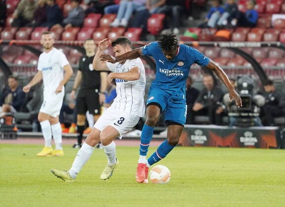 Foto Manuel Geisser 06.10.2022 Stadion Letzigrund Fussball Saison 2022 2023 Europa League Gruppenphase FC Zuerich - PSV Eindhoven. Bild : Adrian Guerrero (FC Zuerich) gegen Ibrahim Sangre (PSV Eindhoven) Aktion Zweikampf