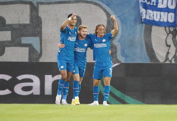 Foto Manuel Geisser 06.10.2022 Stadion Letzigrund Fussball Saison 2022 2023 Europa League Gruppenphase FC Zuerich - PSV Eindhoven. Bild : Torjubel PSV Eindhoven (r) Torschuetze Xavi Simons