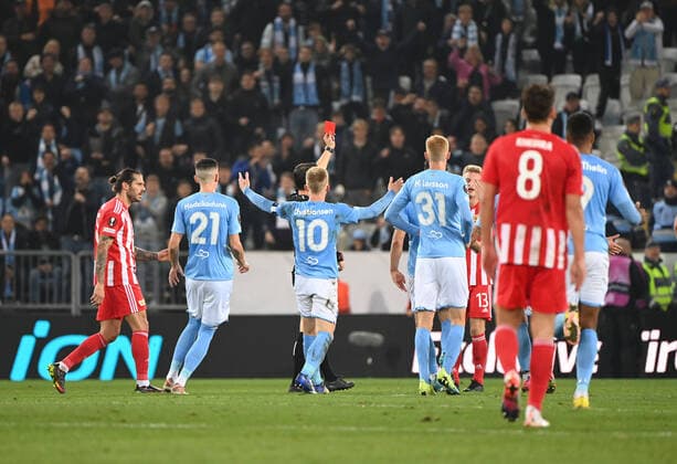 Fussball, Herren, Saison 2022 2023, Europa League, Malmö FF - 1. FC Union Berlin (Gruppenphase, Gruppe D, 3. Spieltag), v. l. Schiedsrichter Halil Umut Meler zeigt Andras Schäfer (1. FC Union) die Rote Karte, 06.10. 2022, Copyright: xMatthiasxKochx