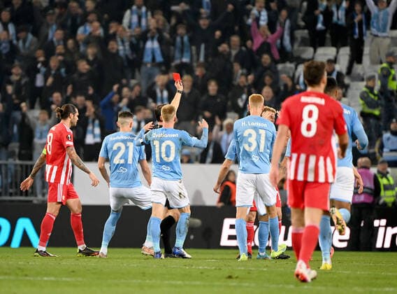 Fussball, Herren, Saison 2022 2023, Europa League, Malmö FF - 1. FC Union Berlin (Gruppenphase, Gruppe D, 3. Spieltag), v. l. Schiedsrichter Halil Umut Meler zeigt Andras Schäfer (1. FC Union) die Rote Karte, 06.10. 2022, Copyright: xMatthiasxKochx