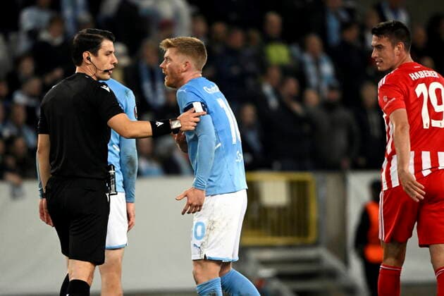 MALMÖ 20221006 Malmös kapten Anders Christiansen protesterar till domaren Halil Umut Meler, efter en pastadd flimning av Union Berlins Janik Haberer. under torsdagens fotbollsmatch i Europa League, grupp D, mellan Malmö FF och FC Union Berlin pa Eleda stadion (Nya Malmö Stadion). Malmö Sverige FOTBOLL x50090x