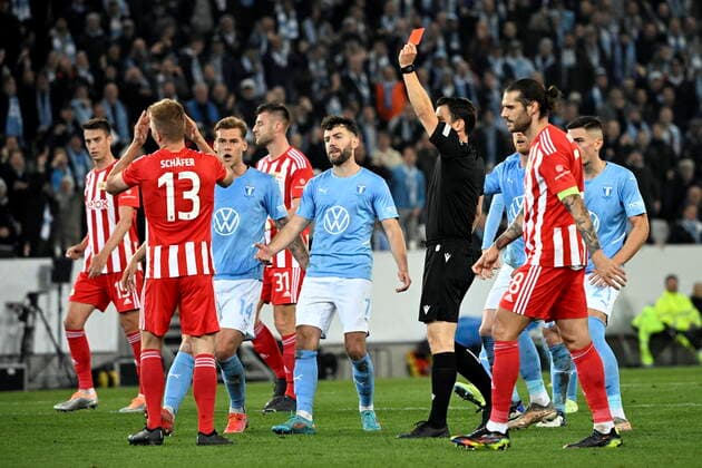 MALMÖ 20221006 Union Berlins András Schäfer far rätt kort för frilägesfällning av Malmös kapten Anders Christiansen i den 46:e matchminuten i första halvlek under torsdagens fotbollsmatch i Europa League, grupp D, mellan Malmö FF och FC Union Berlin pa Eleda stadion (Nya Malmö Stadion). Malmö Sverige FOTBOLL x50090x