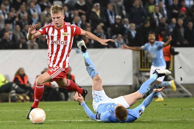 MALMÖ 20221006 Union Berlins András Schäfer fäller Malmös kapten Anders Christiansen och utvisas i slutminuten av första halvlek under torsdagens fotbollsmatch i Europa League, grupp D, mellan Malmö FF och FC Union Berlin pa Eleda stadion (Nya Malmö Stadion). Malmö Sverige FOTBOLL x50090x