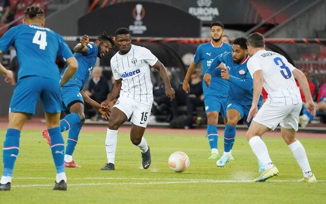 Foto Manuel Geisser 06.10.2022 Stadion Letzigrund Fussball Saison 2022 2023 Europa League Gruppenphase FC Zuerich - PSV Eindhoven. Bild : Aiyegun Tosin FC Zuerich gegen Andre Ramalho PSV Eindhoven I. Aktion Zweikampf