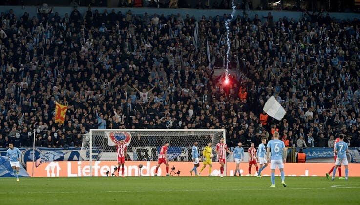 Fussball, Herren, Saison 2022 2023, Europa League, Malmö FF - 1. FC Union Berlin (Gruppenphase, Gruppe D, 3. Spieltag), aus den Blöcken der Fans von Union werden Raketen aufs Feld geschossen, 06.10. 2022, Copyright: xMatthiasxKochx