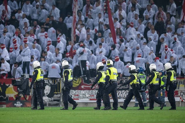 221006 Police on the pitch after disturbance in the stands during the UEFA Europa League match between Malmö FF and Union Berlin on October 6, 2022 in Malmö. Photo: Petter Arvidson BILDBYRAN kod PA PA0409 fotboll football soccer fotball uefa europa league malmö ff union berlin bbeng Copyright: PETTERxARVIDSON BB221006PA101
