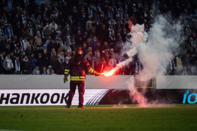 221006 Bengals being thrown onto the pitch during the UEFA Europa League match between Malmö FF and Union Berlin on October 6, 2022 in Malmö. Photo: Petter Arvidson BILDBYRAN kod PA PA0409 fotboll football soccer fotball uefa europa league malmö ff union berlin bbeng pyroteknik Copyright: PETTERxARVIDSON BB221006PA102