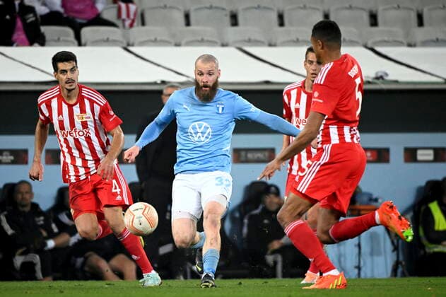 MALMÖ 20221006 Malmös Jo Inge Berget med bollen, jagad av Union Berlins Diogo Leite till vänster under torsdagens fotbollsmatch i Europa League, grupp D, mellan Malmö FF och FC Union Berlin pa Eleda stadion (Nya Malmö Stadion). Malmö Sverige FOTBOLL x50090x