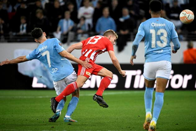 MALMÖ 20221006 Malmös Erdal Rakip i närkamp med Union Berlins András Schäfer under den första halvleken av torsdagens fotbollsmatch i Europa League, grupp D, mellan Malmö FF och FC Union Berlin pa Eleda stadion (Nya Malmö Stadion). Malmö Sverige FOTBOLL x50090x