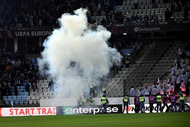 MALMÖ 20221006 De tyska fansen skjuter smällare och fyrverkerier under torsdagens fotbollsmatch i Europa League, grupp D, mellan Malmö FF och FC Union Berlin pa Eleda stadion (Nya Malmö Stadion). Malmö Sverige FOTBOLL x50090x