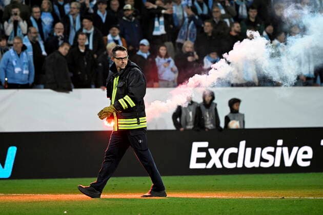 MALMÖ 20221006 En bengal som har kastats in pa planen bärs bort under torsdagens fotbollsmatch i Europa League, grupp D, mellan Malmö FF och FC Union Berlin pa Eleda stadion (Nya Malmö Stadion). Malmö Sverige FOTBOLL x50090x