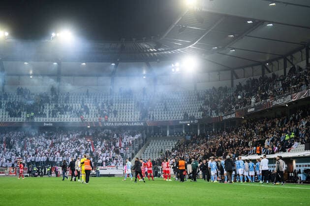 221006 Players leaving after bengals being thrown onto the pitch during the UEFA Europa League match between Malmö FF and Union Berlin on October 6, 2022 in Malmö. Photo: Petter Arvidson BILDBYRAN kod PA PA0409 fotboll football soccer fotball uefa europa league malmö ff union berlin bbeng Copyright: PETTERxARVIDSON BB221006PA105