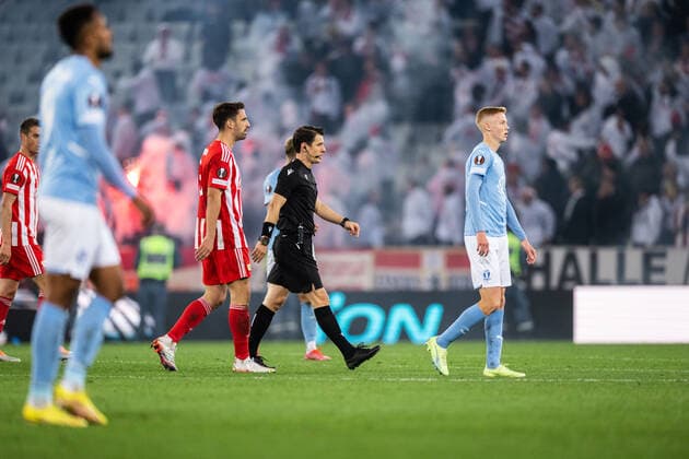221006 Referee Halil Umut Meler gathers the players after bengals being thrown onto the pitch during the UEFA Europa League match between Malmö FF and Union Berlin on October 6, 2022 in Malmö. Photo: Petter Arvidson BILDBYRAN kod PA PA0409 fotboll football soccer fotball uefa europa league malmö ff union berlin bbeng Copyright: PETTERxARVIDSON BB221006PA106