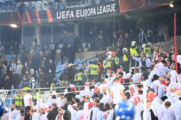 Fussball, Herren, Saison 2022 2023, Europa League, Malmö FF - 1. FC Union Berlin (Gruppenphase, Gruppe D, 3. Spieltag), Polizeieinsatz nahe des Blockes der Fans von Union, 06.10. 2022, Copyright: xMatthiasxKochx