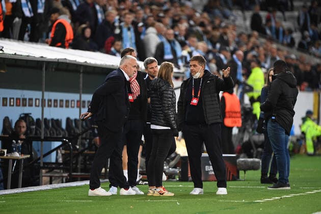 Fussball, Herren, Saison 2022 2023, Europa League, Malmö FF - 1. FC Union Berlin (Gruppenphase, Gruppe D, 3. Spieltag), aus den Blöcken der Fans von Union werden Raketen aufs Feld geschossen, das Spiel wurde unterbrochen, v. l. Präsident Dirk Zingler (1. FC Union), Michael Parensen (Technischer Direktor der Lizenzspielerabteilung des 1. FC Union Berlin), Vereinssprecherin Katharina Brendel (1. FC Union), Profifußball-Geschäftsführer Oliver Ruhnert (1. FC Union Berlin) diskutieren in der Unterbrechung, 06.10. 2022, Copyright: xMatthiasxKochx