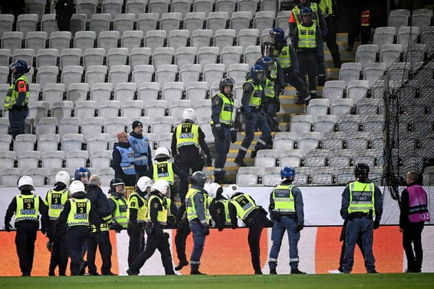 MALMÖ 20221006 Kravallpolis pa stadion efter att den tyska klacken bland annat kastat in föremal pa planen under torsdagens fotbollsmatch i Europa League, grupp D, mellan Malmö FF och FC Union Berlin pa Eleda stadion (Nya Malmö Stadion). Malmö Sverige FOTBOLL x50090x