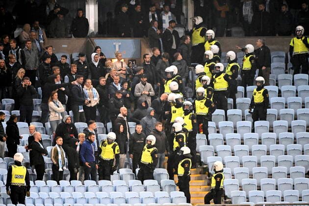 MALMÖ 20221006 Kravallpolis pa stadion efter att den tyska klacken bland annat kastat in föremal pa planen under torsdagens fotbollsmatch i Europa League, grupp D, mellan Malmö FF och FC Union Berlin pa Eleda stadion (Nya Malmö Stadion). Malmö Sverige FOTBOLL x50090x