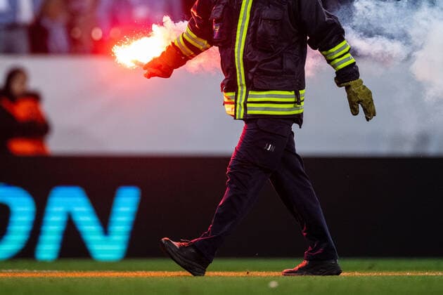 221006 Fireman with bengal during the UEFA Europa League match between Malmö FF and Union Berlin on October 6, 2022 in Malmö. Photo: Petter Arvidson BILDBYRAN kod PA PA0409 fotboll football soccer fotball uefa europa league malmö ff union berlin bbeng pyroteknik genre Copyright: PETTERxARVIDSON BB221006PA114