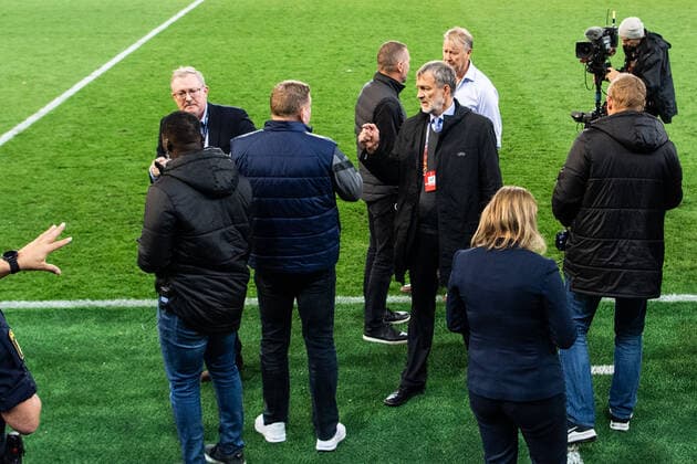 221006 Discussions whether or not the game will be resumed or not during the UEFA Europa League match between Malmö FF and Union Berlin on October 6, 2022 in Malmö. Photo: Petter Arvidson BILDBYRAN kod PA PA0409 fotboll football soccer fotball uefa europa league malmö ff union berlin bbeng Copyright: PETTERxARVIDSON BB221006PA119