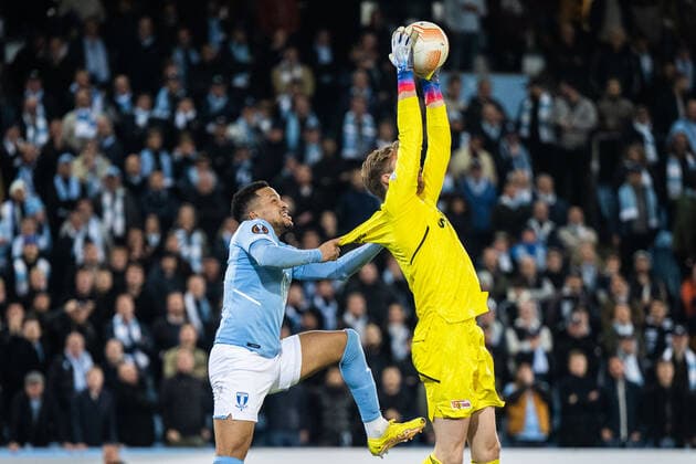 221006 Martin Olsson of Malmö FF and goalkeeper Frederik Rönnow of Union Berlin during the UEFA Europa League match between Malmö FF and Union Berlin on October 6, 2022 in Malmö. Photo: Petter Arvidson BILDBYRAN kod PA PA0409 fotboll football soccer fotball uefa europa league malmö ff union berlin bbeng Copyright: PETTERxARVIDSON BB221006PA121
