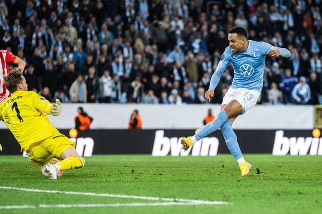221006 Martin Olsson of Malmö FF and goalkeeper Frederik Rönnow of Union Berlin during the UEFA Europa League match between Malmö FF and Union Berlin on October 6, 2022 in Malmö. Photo: Petter Arvidson BILDBYRAN kod PA PA0409 fotboll football soccer fotball uefa europa league malmö ff union berlin bbeng Copyright: PETTERxARVIDSON BB221006PA122