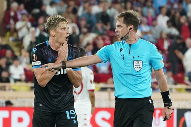 Giorgi Kruashvili (arbitre) - Jens Stryger Larsen (Trabzonspor) - Stefano Denswil (Trabzonspor) FOOTBALL : AS Monaco vs Trabzonspor - Ligue Europa - Phase de groupe - Monaco - 06 10 2022 NorbertScanella Panoramic 