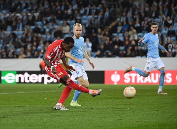 Fussball, Herren, Saison 2022 2023, Europa League, Malmö FF - 1. FC Union Berlin (Gruppenphase, Gruppe D, 3. Spieltag), v. l. Sheraldo Becker (1. FC Union) erzielt das Tor zum 1:0 gegen Oscar Lewicki (Malmö FF), 06.10. 2022, Copyright: xMatthiasxKochx