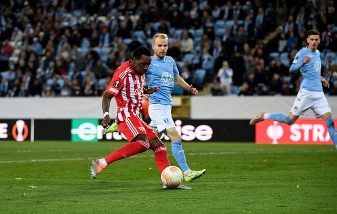 Fussball, Herren, Saison 2022 2023, Europa League, Malmö FF - 1. FC Union Berlin (Gruppenphase, Gruppe D, 3. Spieltag), v. l. Sheraldo Becker (1. FC Union) erzielt das Tor zum 1:0 gegen Oscar Lewicki (Malmö FF), 06.10. 2022, Copyright: xMatthiasxKochx