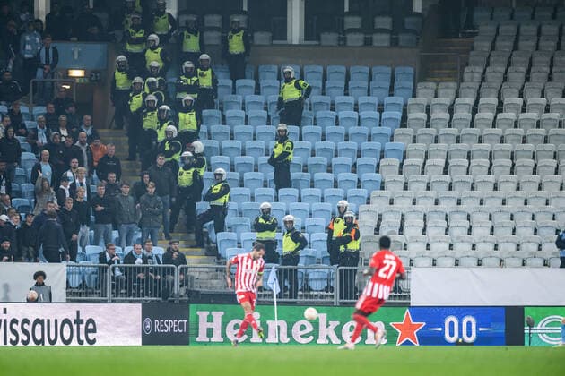 221006 Police in the stands during the UEFA Europa League match between Malmö FF and Union Berlin on October 6, 2022 in Malmö. Photo: Petter Arvidson BILDBYRAN kod PA PA0409 fotboll football soccer fotball uefa europa league malmö ff union berlin bbeng Copyright: PETTERxARVIDSON BB221006PA132