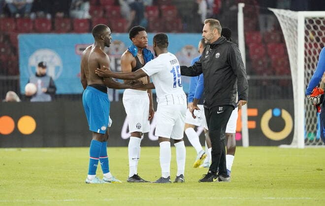 Foto Manuel Geisser 06.10.2022 Stadion Letzigrund Fussball Saison 2022 2023 Europa League Gruppenphase FC Zuerich - PSV Eindhoven. Bild : Jordan Teze (PSV Eindhoven) und Jonathan Okita (FC Zuerich) (r:) nach dem Schlusspfiff